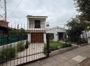 Casa de 7 ambientes, Córdoba · Alquiler I Casa Sobre Av Rafael Nuñez I 4 Dor Quincho, Patio, Cochera