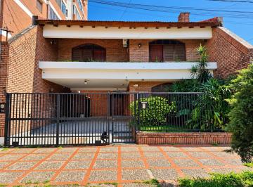 Casa · 300m² · 9 Ambientes · Casa - Resistencia