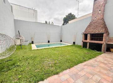 Casa · 267m² · 5 Ambientes · 1 Cochera · Casa 5 Amb en Villa Devoto - Jardín - Pileta - Cochera