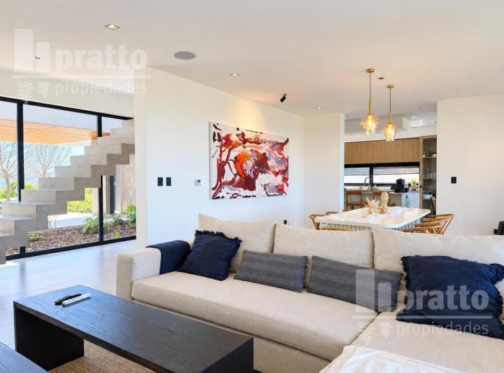 Casa · 240m² · 5 Ambientes · 1 Cochera