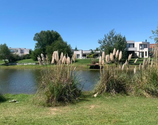 Terreno · 834m²