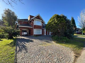 Casa · 217m² · 5 Ambientes · 3 Cocheras · Hermosa Casa en Barrio La Deseada, Ezeiza.