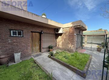 Casa · 170m² · 4 Ambientes · 3 Cocheras · Casa en Alquiler en Bella Vista