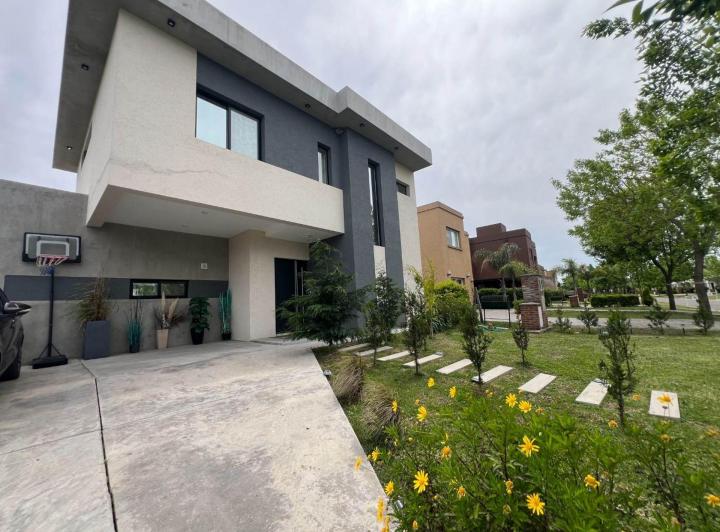 Casa · 163m² · 4 Ambientes · 1 Cochera