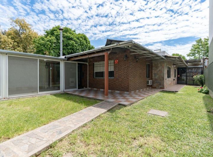 Casa · 210m² · 8 Ambientes · 4 Cocheras