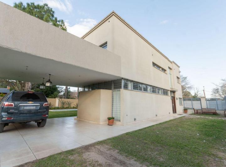 Casa · 228m² · 7 Ambientes · 2 Cocheras