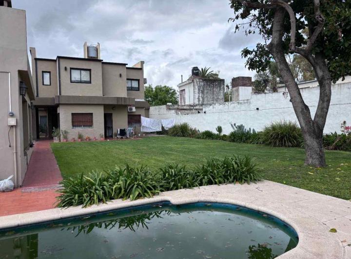Casa · 275m² · 8 Ambientes · 2 Cocheras