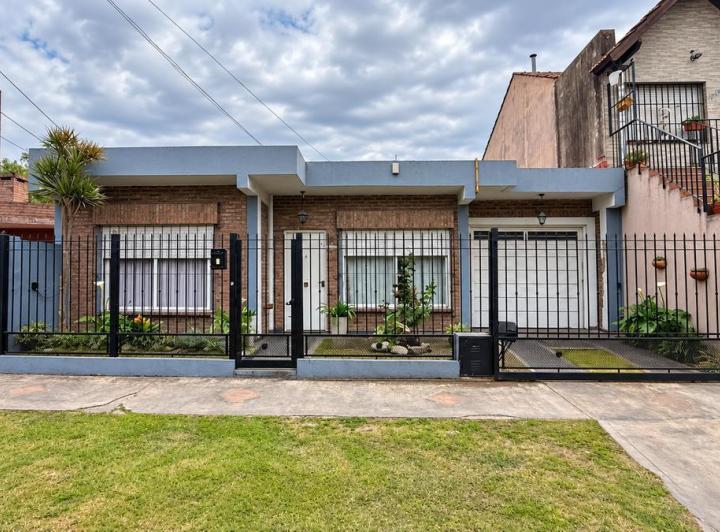 Casa · 180m² · 4 Ambientes · 1 Cochera