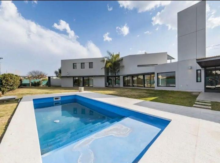 Casa · 400m² · 12 Ambientes · 4 Cocheras