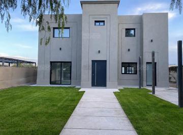 Casa · 230m² · 5 Ambientes · 1 Cochera · Casa en Venta en Lujan de Cuyo, Mendoza, Argentina
