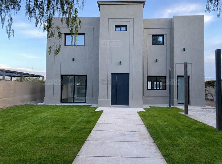 Casa · 230m² · 5 Ambientes · 1 Cochera