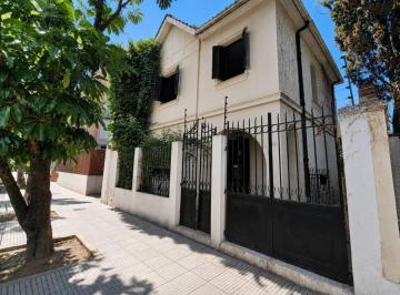 Casa · 124m² · 4 Ambientes · Venta Casa Sobre Lote Propio con Jardín, Terraza y Gran Potencial de Renovación