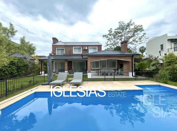 Casa · 220m² · 5 Ambientes · 1 Cochera