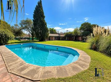 Casa · 300m² · 7 Ambientes · 2 Cocheras · Casa en Los Carolinos 4 Dorm. - Gran Parque y Pileta