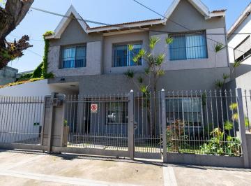 Casa · 161m² · 5 Ambientes · 2 Cocheras · Venta Casa 5 Ambientes con Jardín, Piscina y Garaje en Haedo.