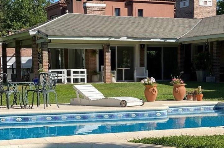 Casa · 250m² · 7 Ambientes · 2 Cocheras