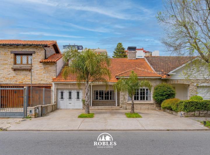 Casa · 450m² · 6 Ambientes · 1 Cochera