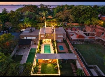 Casa de 5 ambientes, Posadas · Tu Próximo Hogar o Una Gran Inversión, Una Ubicación Privilegiada de Posadas