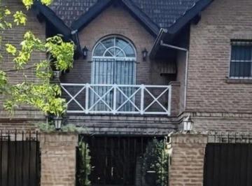 Casa · 241m² · 5 Ambientes · 2 Cocheras · Venta de Casa Don Torcuato Zona Hindu