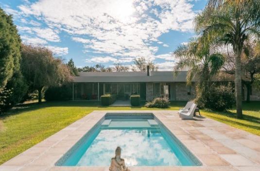 Casa · 510m² · 6 Ambientes · 4 Cocheras