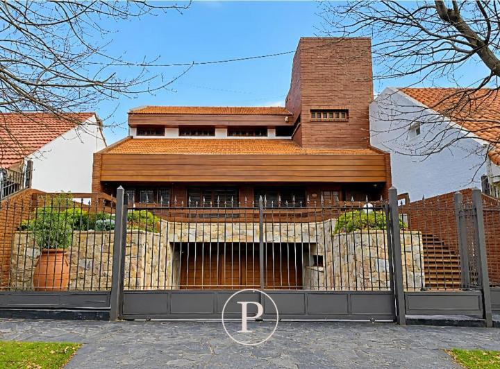 Casa · 335m² · 6 Ambientes · 4 Cocheras