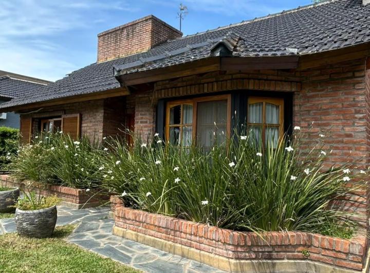 Casa · 250m² · 6 Ambientes · 5 Cocheras