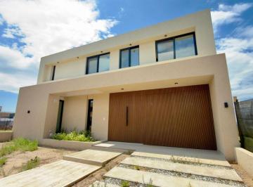 Casa de 9 ambientes, Córdoba · Venta de Exclusiva Casa a Estrenar de 3 Dorm. 3 Baños, en Quebrada de Manantiales