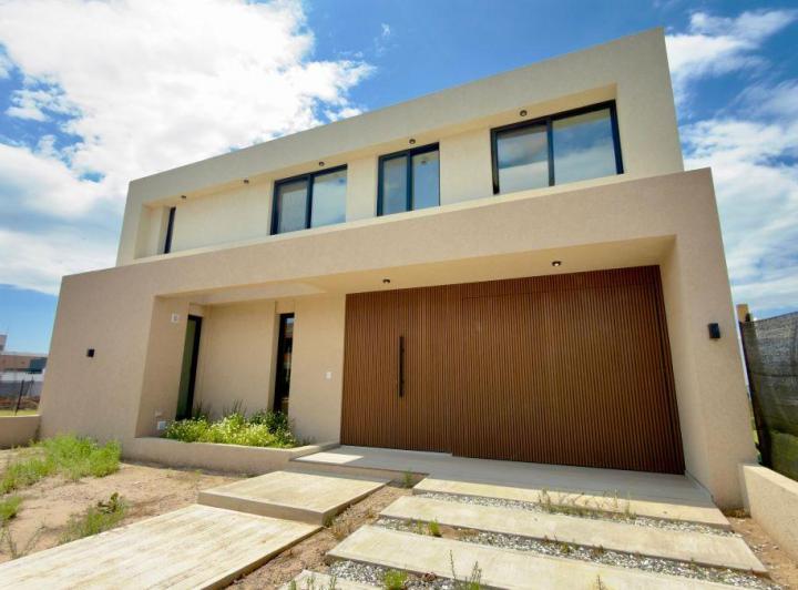 Casa · 173m² · 9 Ambientes · 1 Cochera