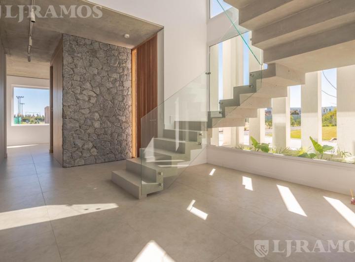 Casa · 255m² · 7 Ambientes · 2 Cocheras