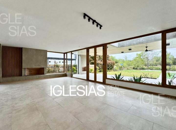 Casa · 363m² · 5 Ambientes · 4 Cocheras