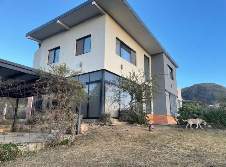 Casa · 155m² · 6 Ambientes · 4 Cocheras