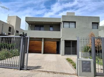 Casa · 382m² · 4 Ambientes · 2 Cocheras · Jardines del Jockey - de Categoria - Mtrs Jockey Club - Patio - Pileta - Quincho - Asador.