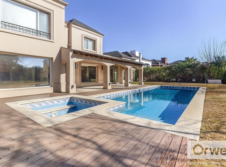 Casa · 330m² · 6 Ambientes · 4 Cocheras