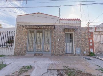 Casa · 90m² · 4 Ambientes · 1 Cochera · Venta Casa de Frente Roque Saenz Peña con Cochera