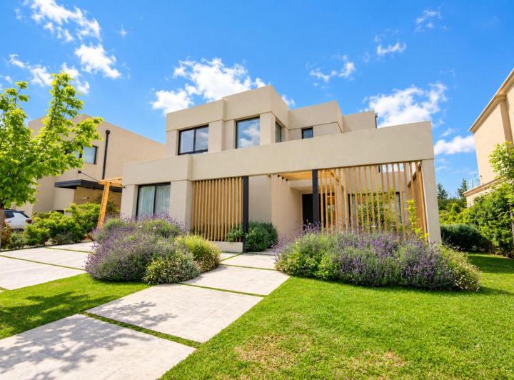 Casa · 203m² · 6 Ambientes · 2 Cocheras