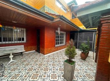 Casa · 175m² · 5 Ambientes · 2 Cocheras · Venta de Casa 5 Ambientes Rafael Calzada con Quincho y Cochera