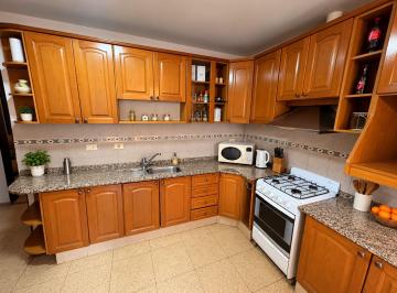 Casa · 240m² · 8 Ambientes · 1 Cochera · Oportunidad Casa a La Venta en Barrio Alberdi