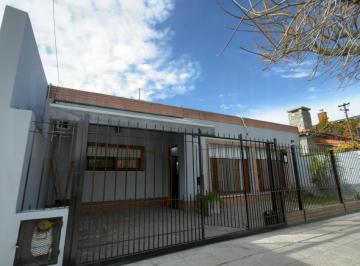 Casa · 1m² · 3 Ambientes · Alquiler Casa de 3 Ambientes con Entrada Para Auto y Parque en Don Bosco, Bernal