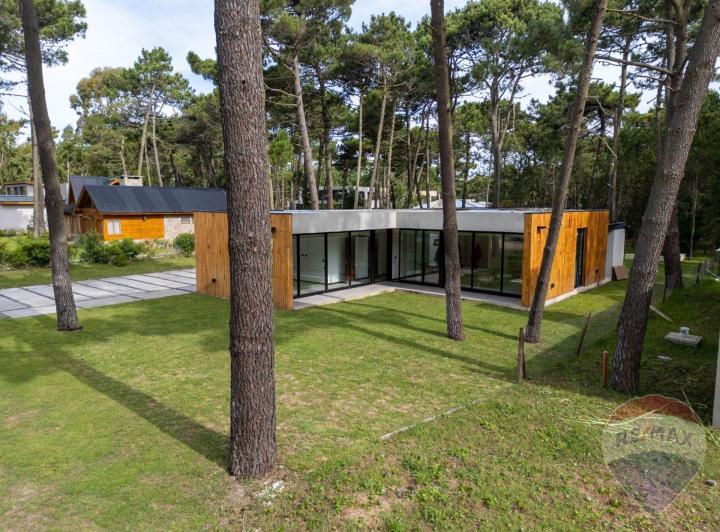 Casa · 190m² · 5 Ambientes · 2 Cocheras