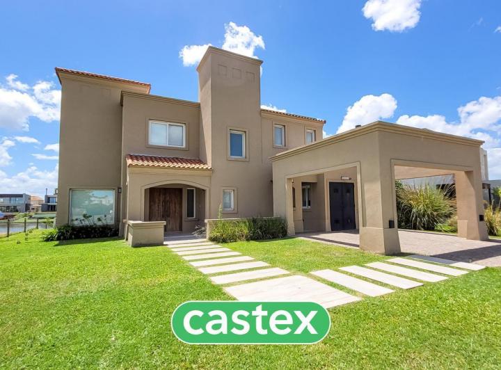 Casa · 250m² · 6 Ambientes · 2 Cocheras