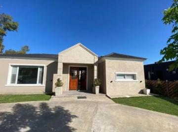 Casa · 160m² · 5 Ambientes · 3 Cocheras · Alquiler de Impecable Casa en Barrio Santa Lucia, Pilar del Este, Moderna con Pileta