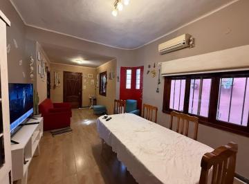 Casa · 120m² · 3 Ambientes · 1 Cochera · Casa Al Frete con Cochera y Quincho Cerrado.