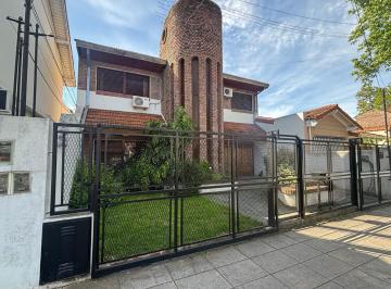 Casa · 261m² · 5 Ambientes · 2 Cocheras · Casa Sobre Gran Lote 5 Ambientes. Parque. San Isidro.
