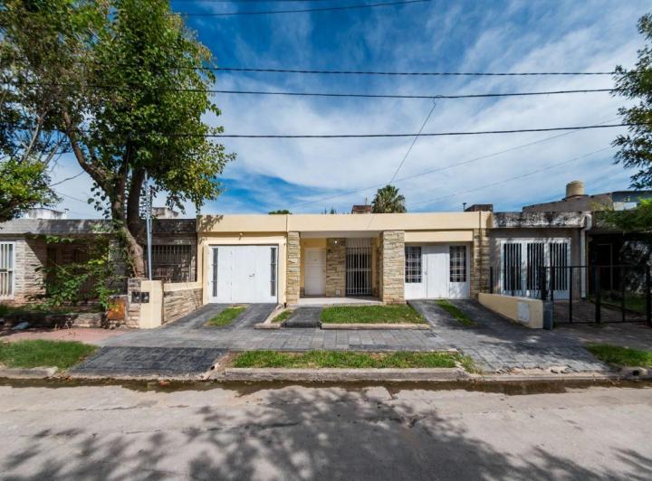 Casa · 141m² · 4 Ambientes · 2 Cocheras