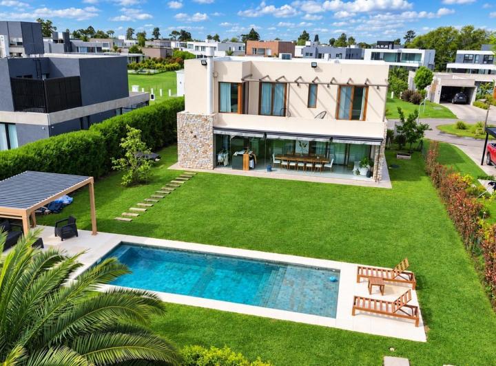 Casa · 250m² · 6 Ambientes · 2 Cocheras