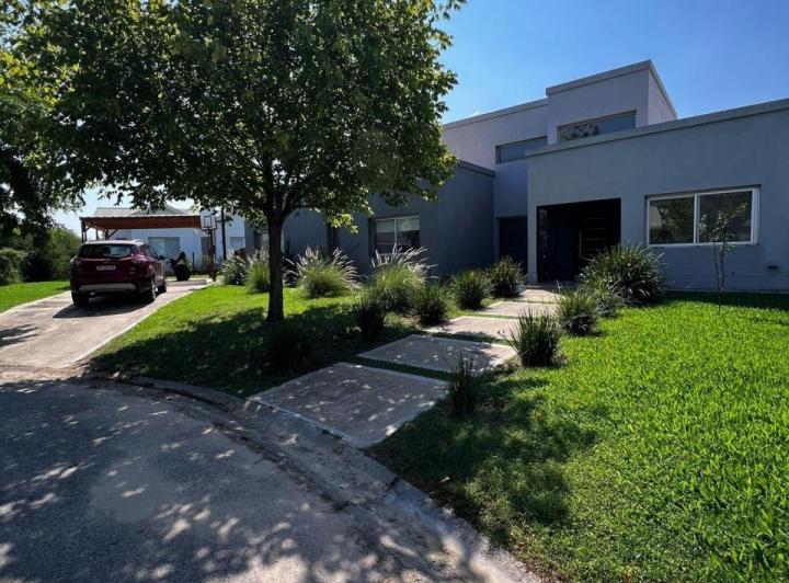 Casa · 190m² · 7 Ambientes · 3 Cocheras