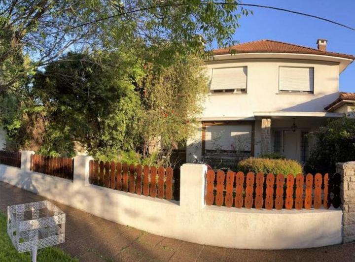 Casa · 163m² · 7 Ambientes · 3 Cocheras