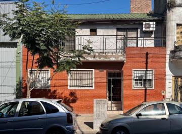 Casa · 130m² · 4 Ambientes · Casa en Lote Propio de Dos Plantas en Mataderos.
