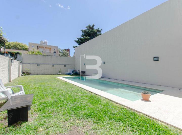 Casa · 220m² · 4 Ambientes · 2 Cocheras