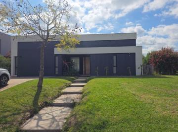 Casa · 180m² · 4 Ambientes · 4 Cocheras · Alquiler Barrio Vistas Puertos del Lago